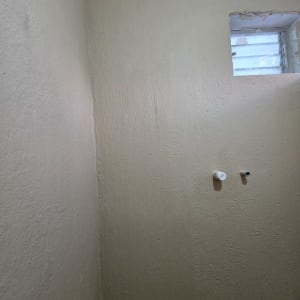 קיר עם חלון קטן ותיקוני איטום