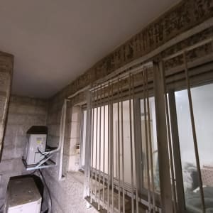 יחידת מיזוג אוויר מותקנת על קיר חיצוני