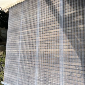 גג עץ עם כיסוי שקוף למחצה