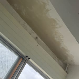 תקרה עם סימני רטיבות ותיקון צבע