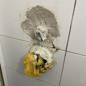 תיקון קיר עם טיח ואריחים שבורים