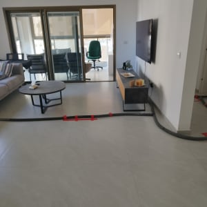 צינורות ייבוש פרוסים בסלון דירה