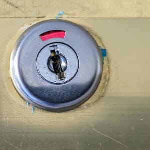 מנעול מתכת עגול עם חריץ מפתח