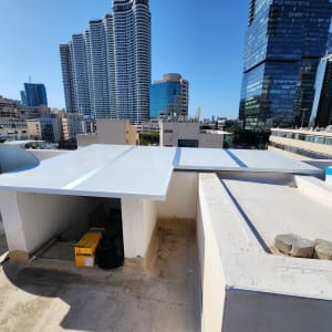 גג עם לוחות אלומיניום מותקנים על מבנה קטן