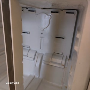 פנים מקרר עם מדפים ומסילות פלסטיק