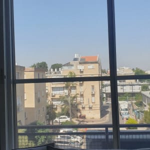 חלון אלומיניום עם נוף לבניינים