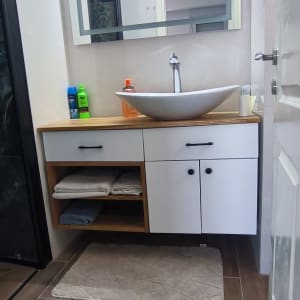 חדר אמבטיה משופץ עם כיור חדש ומראה מוארת