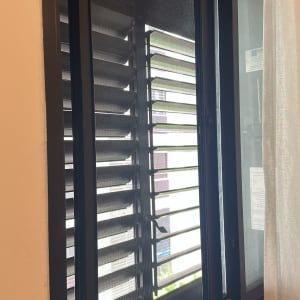 חלון אלומיניום עם תריסים פתוחים למחצה