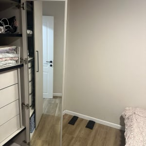 דלת זכוכית של ארון פתוחה בחדר שינה