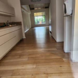 רצפת פרקט עץ בהירה במסדרון מואר