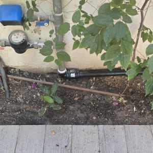 חיבור צינור מים חדש בגינה למערכת שעוני מים