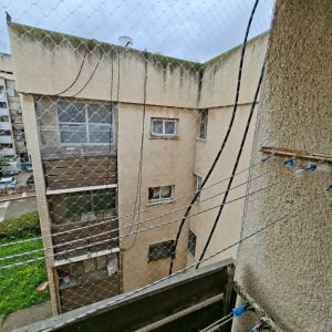 רשתות למניעת כניסת יונים על מרפסת בניין