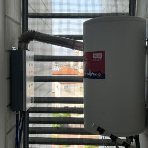 דוד שמש עם צינור מתכת ומסך רשת