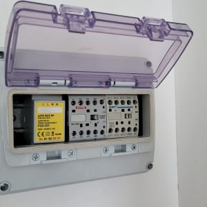 לוח חשמל פתוח עם מתגים ומכסים שקופים