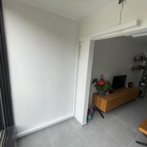 קיר לבן עם חוטי חשמל לתליית מזגן