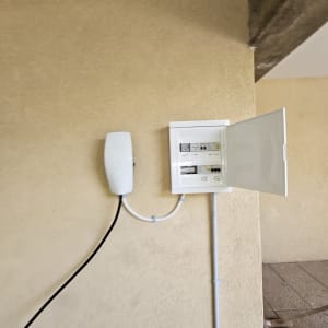 לוח חשמל פתוח עם כבלים מחוברים לקיר