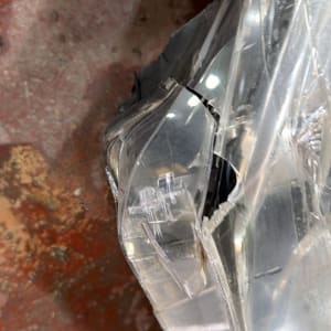 פנס רכב שבור על רצפה מלוכלכת