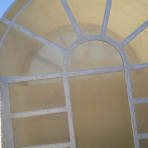 חלון קמור עם איטום לבן בין המסגרות