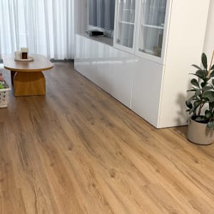 רצפת פרקט בחדר עם רהיטים מודרניים