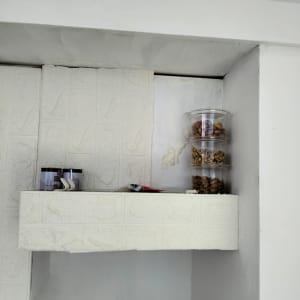 מדף עץ עם כלים וחומרים שונים