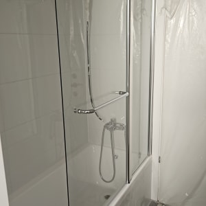 מקלחון זכוכית עם ברז ומוט מקלחת