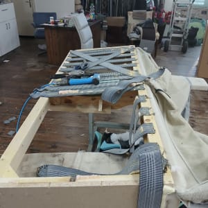 מסגרת עץ עם רצועות בד וכלי עבודה