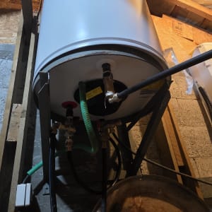 דוד שמש מותקן בעליית גג עם צינורות מחוברים