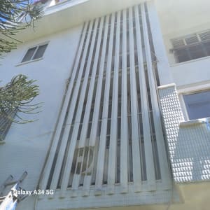 בניין עם סורגים ורשתות על חלונות