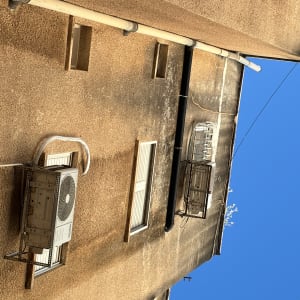 יחידות מיזוג אוויר מותקנות על קיר חיצוני של בניין