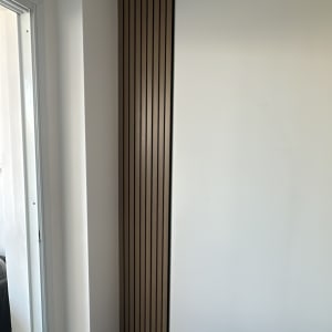 חיפוי עץ על קיר בחדר פנימי