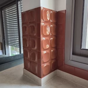 אריחים אדומים על קיר ליד חלון