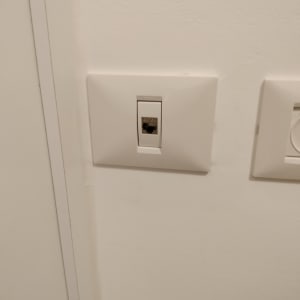 שקע רשת קיר לבן עם חיבור RJ45