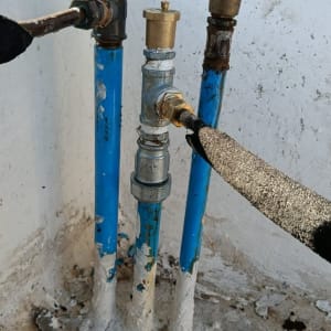 צינורות כחולים עם מחברים מתכתיים וברזים