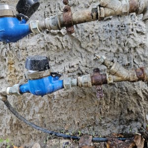 צינורות מים עם מד מים כחול וחלודה