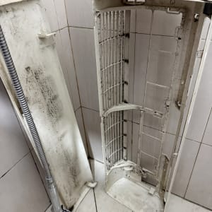 חלקי מזגן מפורקים לניקוי והתקנה מחדש