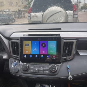 מסך מולטימדיה ברכב עם אפליקציות שונות