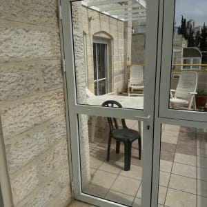 דלת אלומיניום עם זכוכית במרפסת