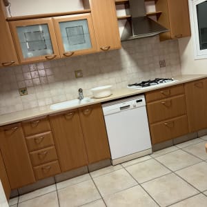 מטבח נקי עם ארונות עץ וכיריים