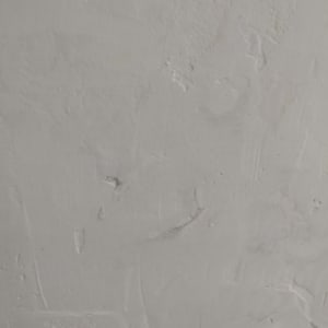 קיר מטויח עם סימני איטום וטיח