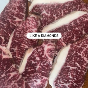 נתחי בשר משוישים על קרש חיתוך