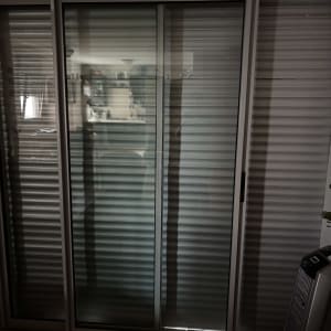 תריסים סגורים בחדר עם השתקפות חלשה