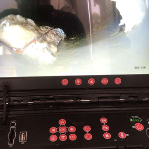 מסך עם תצוגת מצלמת ביוב, כפתורים אדומים