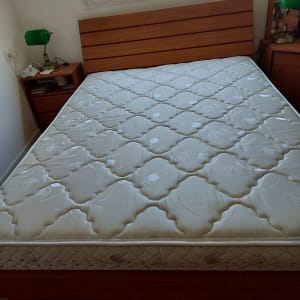 מיטה עם מזרן בחדר שינה