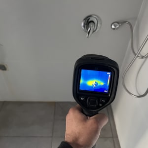 מד חום אינפרא אדום מציג דליפת מים בקיר