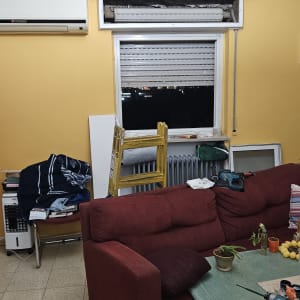 תריסים מותקנים בחלון עם סולם וכלים