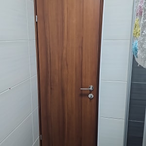 דלת עץ בחדר אמבטיה עם אריחים