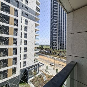 רשת יונים מותקנת על מרפסת בבניין מגורים