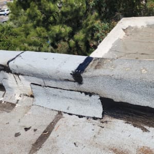 איטום גג עם זפת שחורה על יריעות ביטומניות