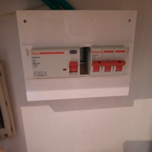 לוח חשמל עם מפסקים חשמליים