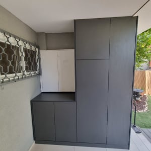 ארון עץ אפור עם דלתות סגורות